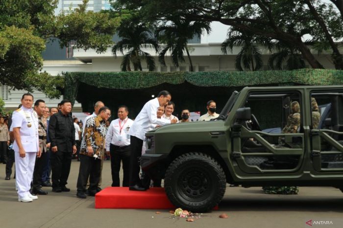 Chutogel : Erick dan kendaraan dinas Pindad